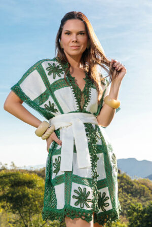 Kimono em linho, com entremeios de renda, bicos e flores em crochê