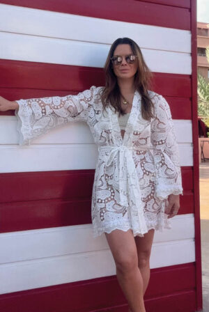 Kimono em laise com acabamento em crochê com pérolas